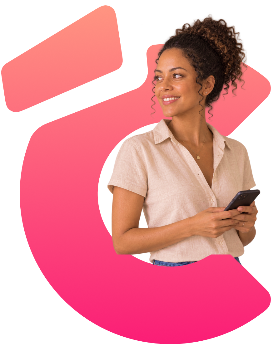 Mulher sorrindo com o celular na mão, recebendo a confirmação do empréstimo consignado pelo WhatsApp